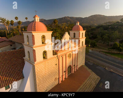 Vue aérienne de la Mission Santa Barbara au lever du soleil, Santa Barbara, Californie Banque D'Images