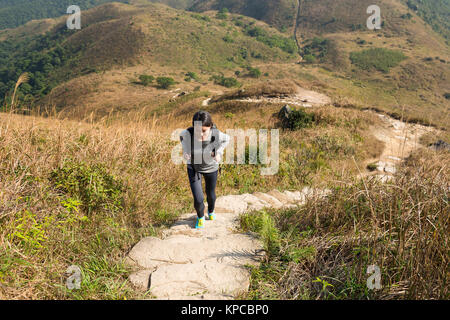 Femme Asiatique allant jusqu'au sommet de la montagne
