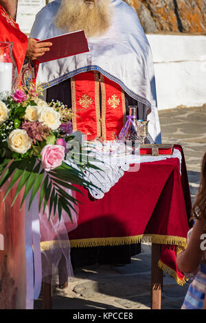 Les prêtres au cours de la cérémonie du mariage dans la baie de Saint Paul sur Rhodes, Grèce Banque D'Images