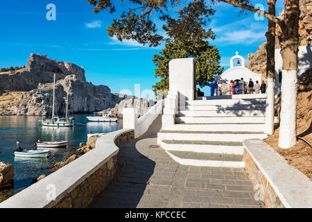 Cérémonie de mariage - journée ensoleillée à St Paul's Bay, sur Rhodes, Grèce Banque D'Images