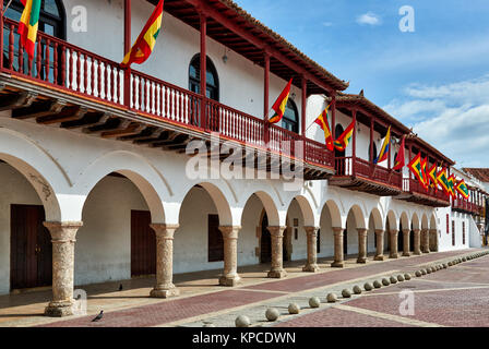 Drapeaux de Carthagène en façade de l'hôtel de ville historique 'Alcaldia Mayor', Cartagena de Indias, Colombie, Amérique du Sud Banque D'Images