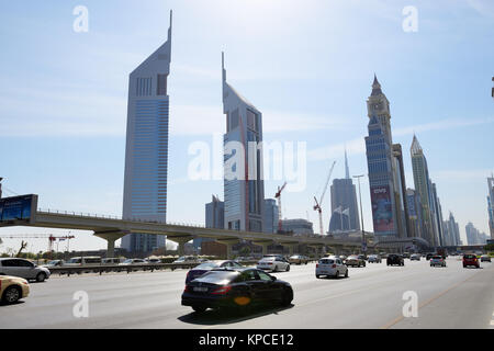 Dubaï, Émirats arabes unis - 19 novembre : la vue sur Emirates Towers et Sheikh Zayed Road le 19 novembre 2017. L'Emirates Towers est situé à plus de 570 000 m Banque D'Images