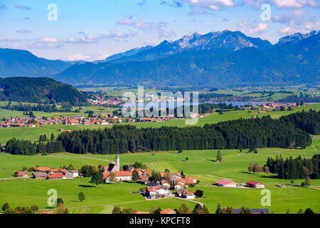 Vue du Schlossberg près de Eisenberg, en front village Speiden, Alpes Ammergau et Hopfensee, Ostallgäu, Allgäu, Souabe Banque D'Images