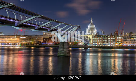 Millenium Bridge et la Cathédrale St Paul par nuit, Londres, Angleterre, Grande-Bretagne Banque D'Images