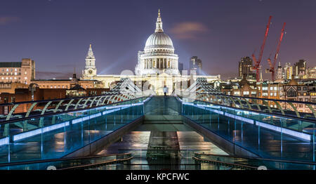 Millenium Bridge et la Cathédrale St Paul par nuit, Londres, Angleterre, Grande-Bretagne Banque D'Images