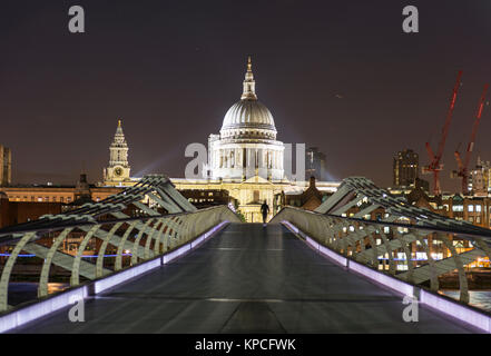 Millenium Bridge et la Cathédrale St Paul par nuit, Londres, Angleterre, Grande-Bretagne Banque D'Images