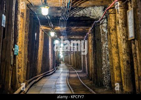 Tunnel souterrain illuminé dans la vieille mine de sel, Kraków, Pologne Banque D'Images