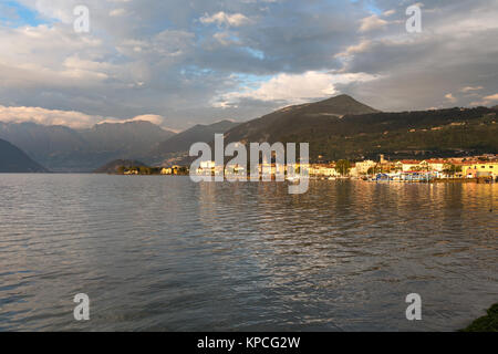 Le lac d'Iseo, Italie. Crépuscule pittoresque vue sur le lac d'Iseo, et la ville d'Iseo. La scène a été capturée à l'Est de la rive sud du lac Banque D'Images