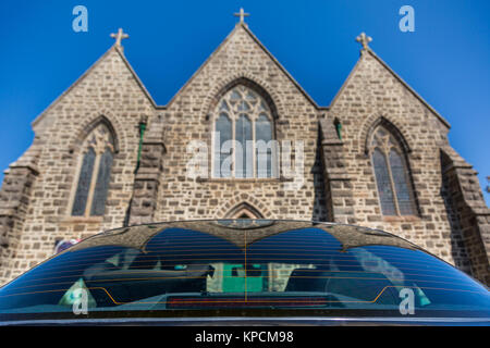 Grande Église Catholique vu de derrière une voiture Banque D'Images