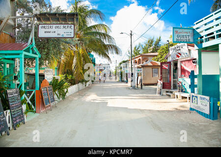 CAYE Caulker Belize - 18 déc 2015 : Playa Asuncion rue à l'île de Caye Caulker sur 18 déc. 2015 , Belize, en Amérique centrale. Banque D'Images