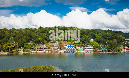 FLORES, GUATEMALA-DEC 22, 2015 : vue panoramique à Lanchas et Iitza Ilushen lake de Flores le Déc 20, 2015. Le Guatemala. Banque D'Images