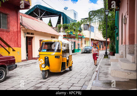 FLORES, GUATEMALA- Dec 22, 2015 : Taxi tuk-tuk à la rue de Flores le Déc 22, 2015, au Guatemala. Banque D'Images