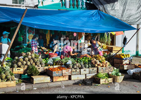 FLORES, GUATEMALA-DEC 22, 2015 : les populations locales la vente de fruits et légumes verts à Flores le Déc 22, 2015. Le Guatemala. Banque D'Images