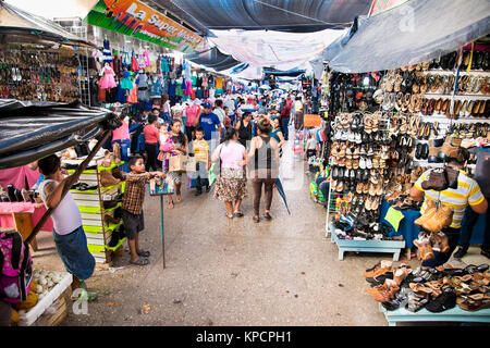 FLORES, GUATEMALA-DEC 22, 2015 : Les gens qui vendent des marchandises à Flores marché le Déc 22, 2015. Le Guatemala. Banque D'Images