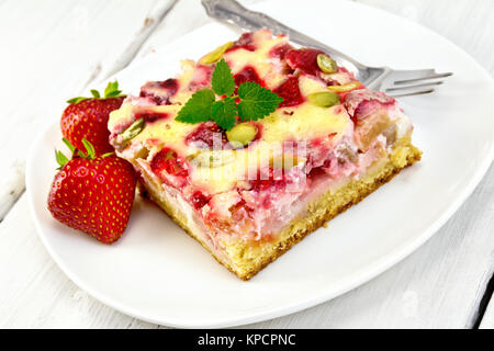 Fraise-rhubarbe tarte à la crème et la fourche à bord Banque D'Images