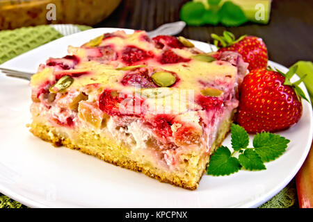 Gâteau fraise-rhubarbe crème serviette Banque D'Images