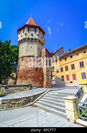 Sibiu, Roumanie : la célèbre Tour de la Carpenters - sur la rue dans un beau Cetatii 24 Banque D'Images