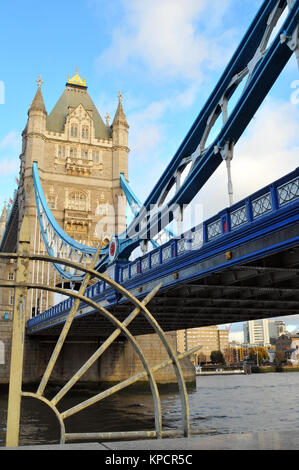 Une alternative ou inhabituelle de vue de Tower bridge sur la Tamise à Londres à partir de la rive sud. Monuments et édifices de Londres et monument Banque D'Images