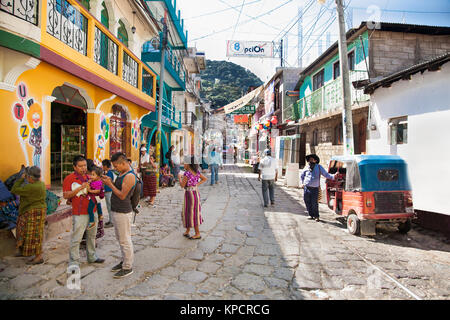 SAN PEDRO, GUATEMALA-déc 24, 2015 : la population locale au main street à San Pedro le Déc 24, 2015, au Guatemala. Banque D'Images