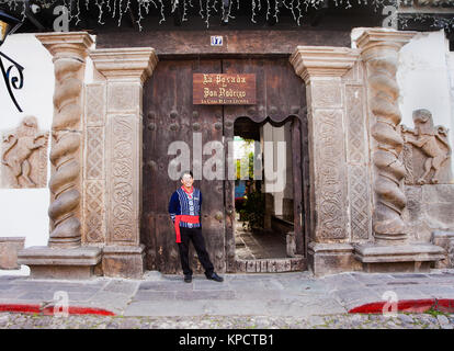 ANTIGUA,GUATEMALA -déc 25, 2015 : embarquement à l'restaurant guatémaltèque traditionnel dans la rue d'Antigua, Guatemala le Déc 25, 2015. Banque D'Images