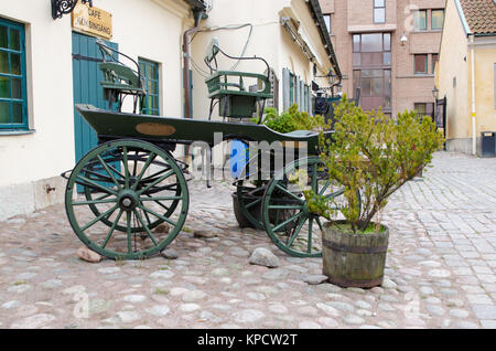 Un vieux cheval debout à l'extérieur de la remorque Banque D'Images