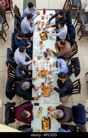 Un groupe important d'hommes PLOV Ouzbek (le plat national) à l'Asie centrale Plov Centre, Tachkent, Ouzbékistan Banque D'Images