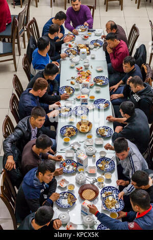 Un groupe important d'hommes PLOV Ouzbek (le plat national) à l'Asie centrale Plov Centre, Tachkent, Ouzbékistan Banque D'Images