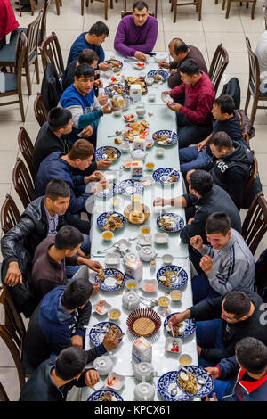 Un groupe important d'hommes PLOV Ouzbek (le plat national) à l'Asie centrale Plov Centre, Tachkent, Ouzbékistan Banque D'Images