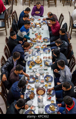 Un groupe important d'hommes PLOV Ouzbek (le plat national) à l'Asie centrale Plov Centre, Tachkent, Ouzbékistan Banque D'Images