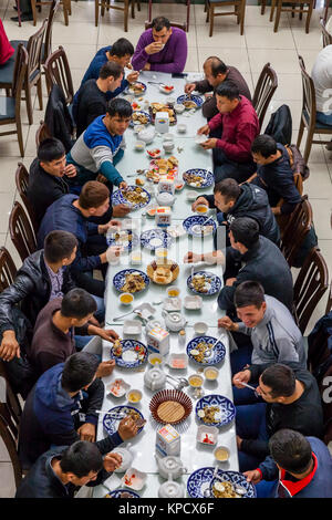 Un groupe important d'hommes PLOV Ouzbek (le plat national) à l'Asie centrale Plov Centre, Tachkent, Ouzbékistan Banque D'Images