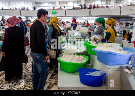 Peuple ouzbek d'acheter les fromages dans le Bazar Chorsu, Tachkent, Ouzbékistan Banque D'Images