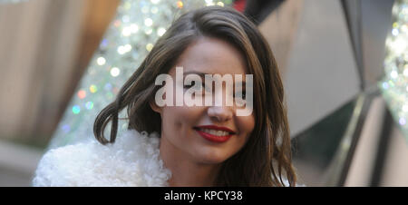 NEW YORK, NY - 16 novembre : Modèle Miranda Kerr s'occupe des étoiles Swarovski 2015 Arbre de Noël du Rockefeller Center, du Rockefeller Plaza le 16 novembre 2015 à New York. People : Miranda Kerr Banque D'Images