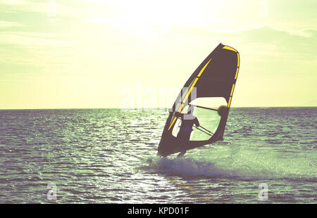 Windsurfer effectuant un empannage à West Wittering, UK. En novembre 2016. Banque D'Images