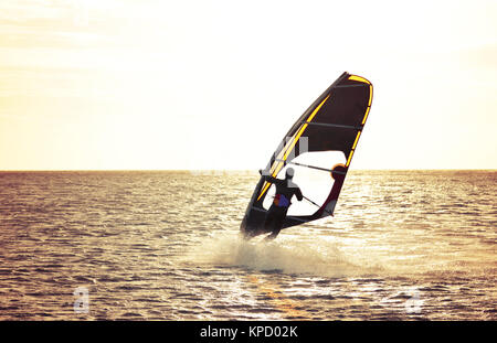 Planche à voile, l'exécution d'un empannage à West Wittering, UK. En novembre 2016. Banque D'Images