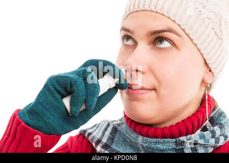 Jeune femme malade à l'aide de pulvérisation nasale allergie ou problème respiratoire nez concept Banque D'Images