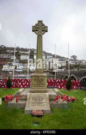 Coquelicots et couronnes de coquelicots et de croix, aux côtés de la fonction War Memorial de Looe, Cornwall. Banque D'Images