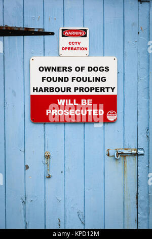 Inscription sur une porte de garage avertissement que 'propriétaires de chiens trouvés fouling propriété portuaire' seront poursuivis, Looe. Banque D'Images