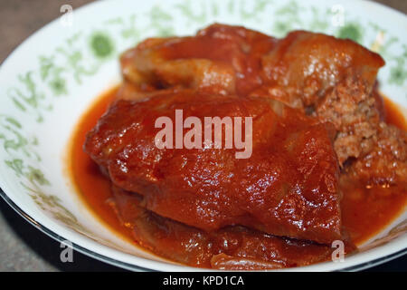 Plat de choux fait maison dans une sauce tomate piquante Banque D'Images