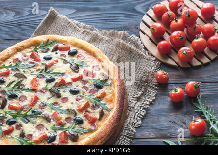 Pizza cuites avec des tomates cerises Banque D'Images