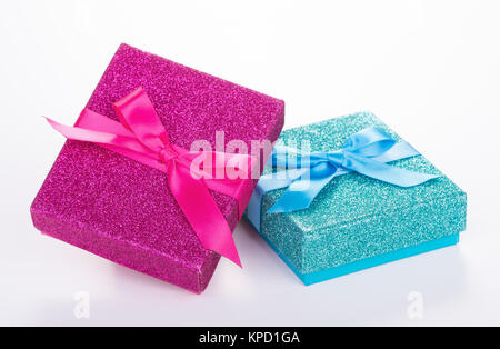Boîtes cadeaux roses et bleus sur fond blanc Banque D'Images