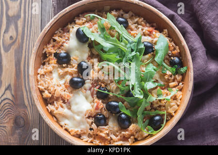 Bol de tomate, olive et riz à la mozzarella Banque D'Images