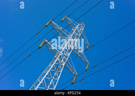 Structure pour tenir le fil de masse - les fils des lignes électriques et lignes de communication par fibre optique à une distance prédéterminée à partir du sol et de Banque D'Images