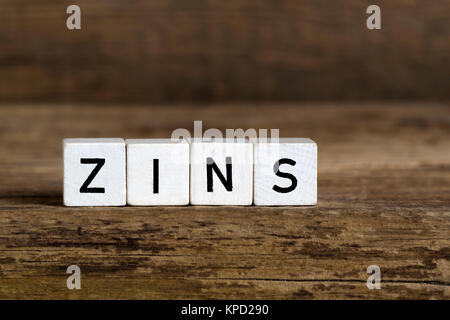 Le mot allemand louer écrit en cubes on a wooden background Banque D'Images