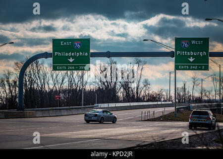 Harrisburg, PA - 1 janvier 2017 : à la Pennsylvania Turnpike entrée, grand enseignes directionnelles pour l'Est ou l'ouest le voyage. Banque D'Images