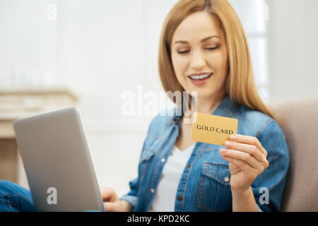 Femme alerte à la carte gold à son Banque D'Images