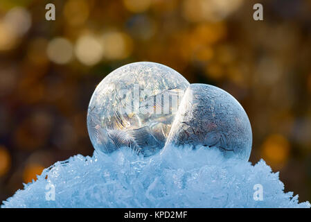 Close up de bulles de savon avec des modèles cristallins de glace sur une froide journée d'hiver, de l'Allemagne. Banque D'Images