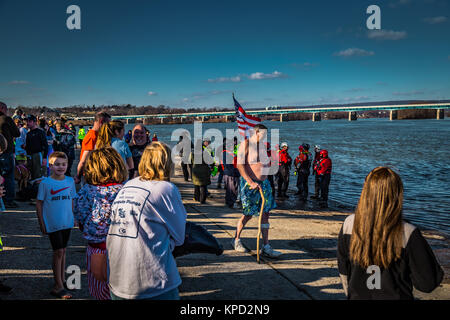 Harrisburg, PA - 1 janvier 2017 : Prêt à sauter dans l'eau froide lors de l'assemblée le jour de l'an Penguin plonger dans le fleuve Susquehanna. Banque D'Images