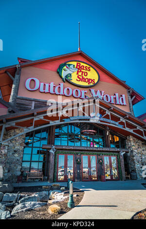 Harrisburg, PA - 1 janvier 2017 : un Bass Pro Shops Outdoor World entrée. Banque D'Images