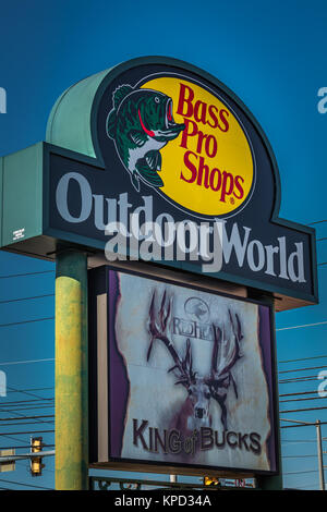 Harrisburg, PA - 1 janvier 2017 : un Bass Pro Shop Outdoor World store grand panneau. Banque D'Images