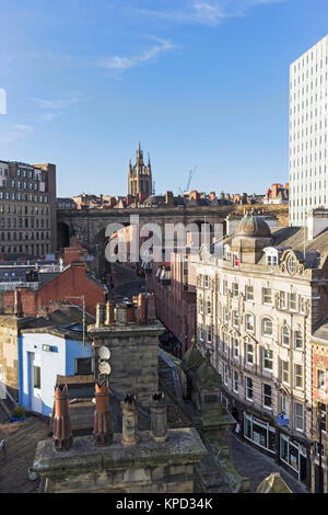 Architecture de Newcastle Upon Tyne, Royaume-Uni de vieux pots de cheminée et le pont de chemin de fer à l'art déco Cale Cross House. Regarder sur Dean Street. Banque D'Images